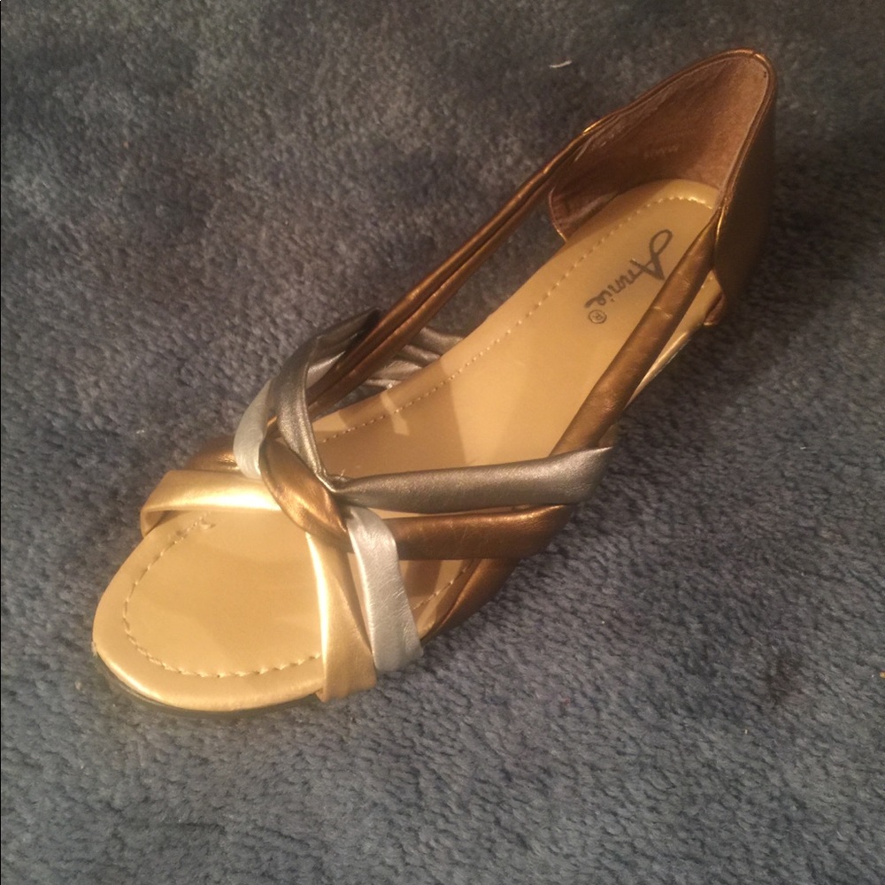 Woman’s shoe size 9.5